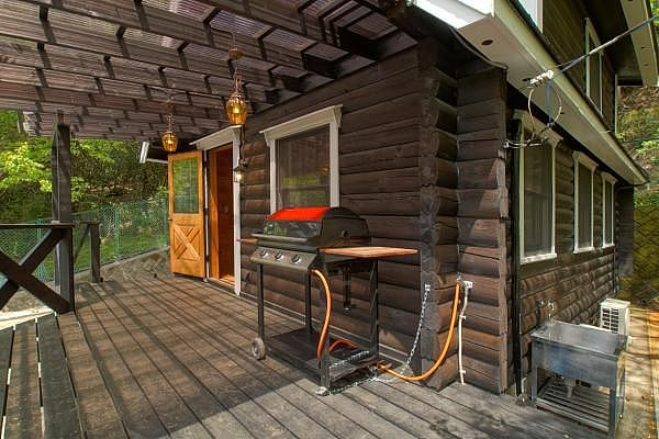 LPガス方式BBQグリルやテーブルセットなどが完備（画像提供：TRIPTO）