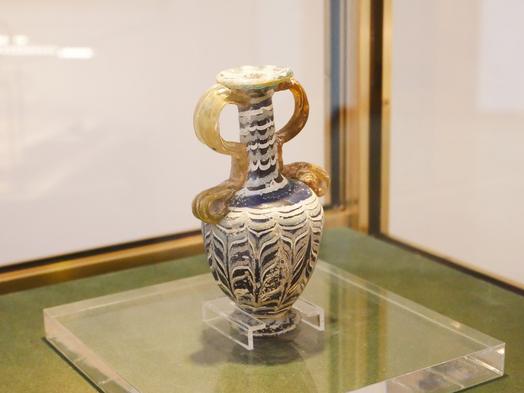 香りの博物館の収蔵品で一番古い紀元前のコアガラス香油瓶（紀元前2～1世紀 / 東地中海沿岸）