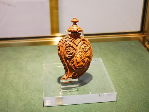 香水瓶の収蔵品の中で最も古いフランス製の木製人物像ハート形香水瓶（17世紀 / フランス）