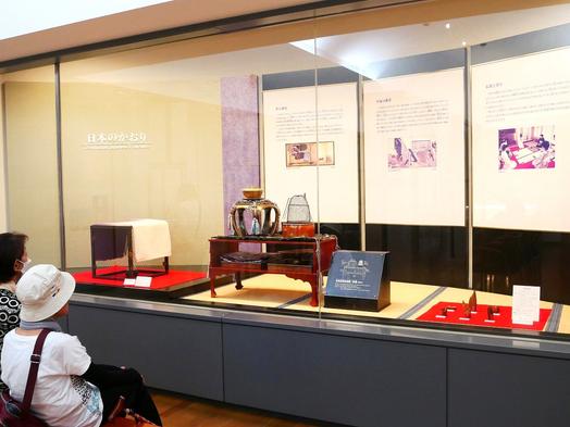 常設展示室の奥は日本の香りについて香道具等が並ぶ。 左から、金唐草蒔絵伏籠（きんからくさまきえふせご）、松喰鶴蒔絵螺鈿二階棚（まつくいつるまきえらでんにかいだな）の模造品、六国五味（りっこくごみ） ※2階は撮影可能場所以外は撮影禁止（取材時は許可を得て撮影）