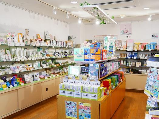 ミュージアムショップ内（企画展の関連グッズはショップ内の中央コーナーで販売）