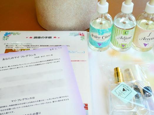 画像左側：調香の手順と香り診断後に印刷されるマイフレグランスレシピ、右側：体験キット一式（香料の入った容器3種類とボトルやスポイトなど）