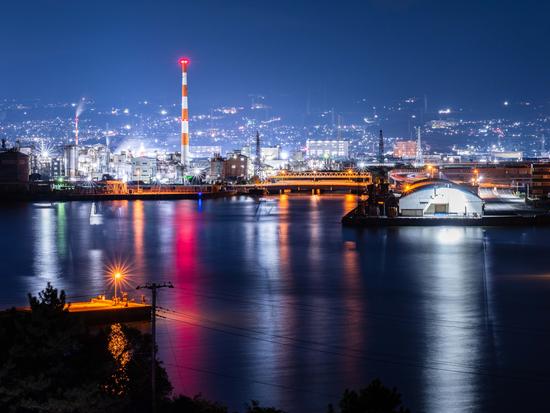 田子の浦港とその周辺に広がる工場群の夜景