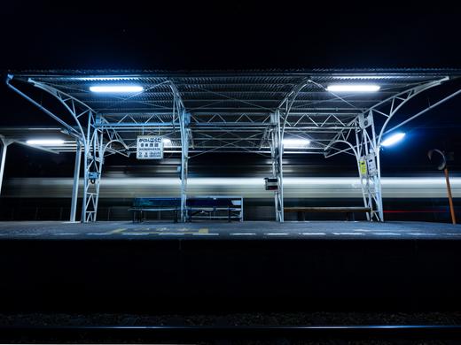 夜の岳南原田駅。発車する列車の動きを一枚に収めました。（過去撮影写真）