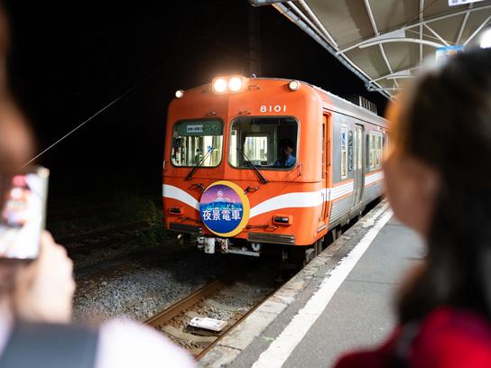 「夜景電車」のヘッドマークを掲げた岳南電車。これから始まる夜の小さな旅に、自然と期待が高まります。