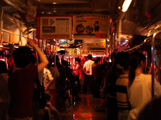 赤い灯りに包まれた車内。いつもの電車とは少し違う、特別な夜の時間が始まります。