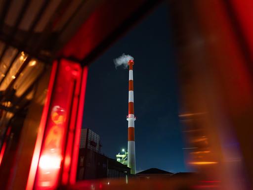 車窓いっぱいに現れる大きな煙突。列車だからこそ出会える、工場夜景の近さも魅力です。