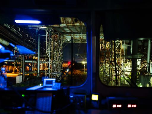 工場の間を縫うように走る岳南電車。富士市の夜を進んでいく感覚を味わえます。