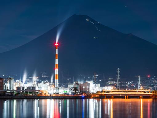 富士山と工場、港の灯りが重なる富士市の夜。