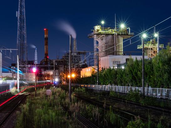 岳南電車の光跡と工場夜景が描く、富士市らしい夜の風景。