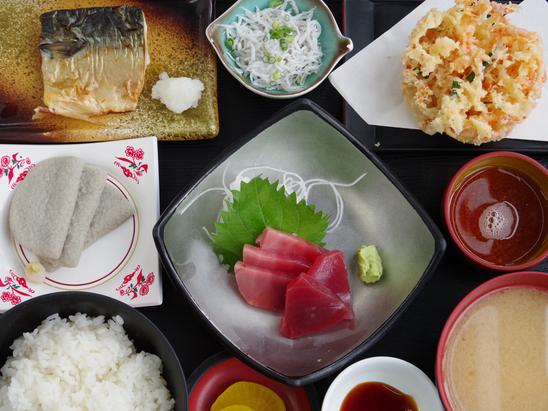 鮮魚も、焼きも、揚げも！美味しい魚料理がお盆の上に並ぶ「駿河定食」