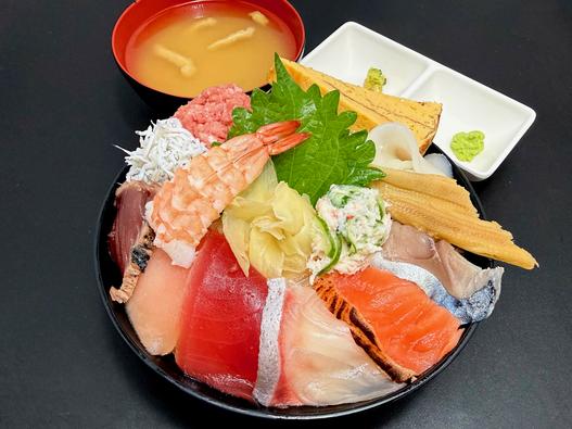 一度にいろいろな種類の魚介を食べられる「名物海鮮丼」
