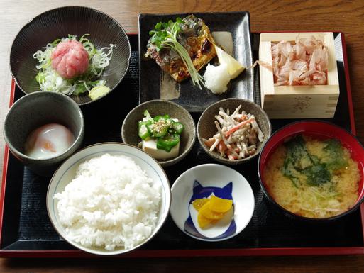 どこかホッとするような、日常のお総菜が並ぶ「焼津定食」