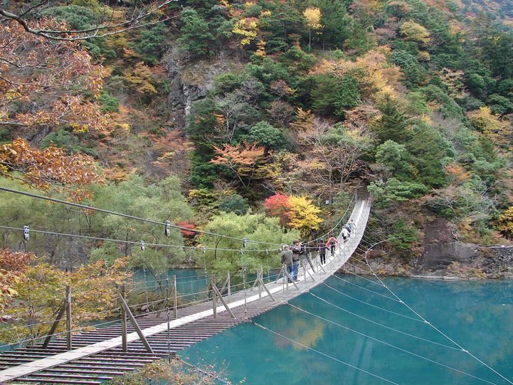 寸又峡「夢のつり橋」を徹底解説！温泉や星空、紅葉でも人気のエリアです