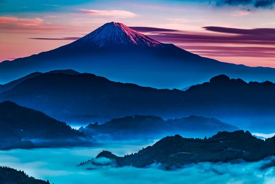曇海に浮かべる富士山