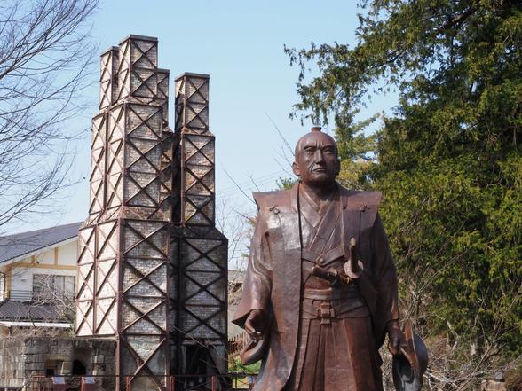 韮山反射炉と江川坦庵像