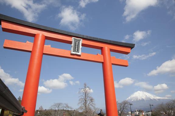富士山本宮浅間大社 鳥居と富士山