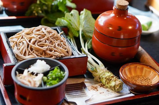 わさびを擦って食べる蕎麦(イメージ)