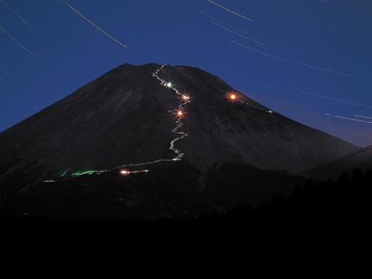 富士登山者の光跡