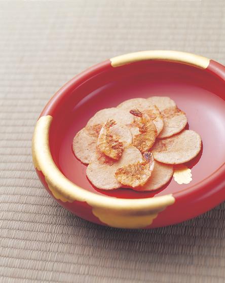 愛知県にある自社工場で製造した約40種類のえびせんべいを販売