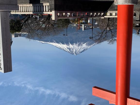 売店正面にそびえる富士山