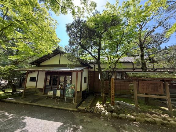 楽寿館（無料見学ツアー9:30・10:30・11:30・13:30・14:30・15:30 所要時間約30分）