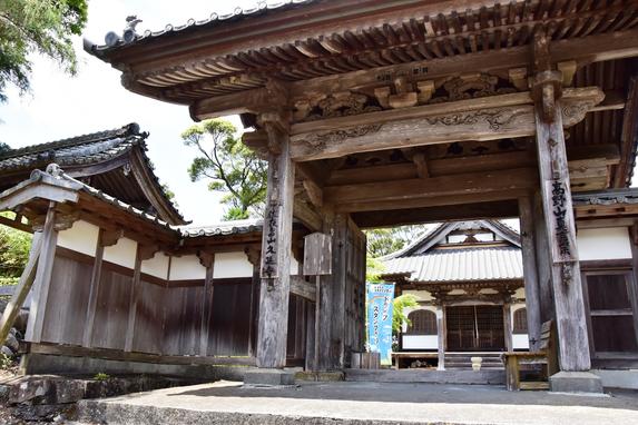 峠に佇む久遠寺