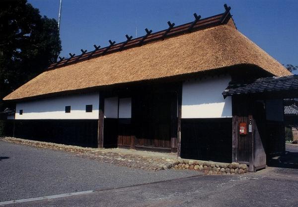 長屋門は18世紀中頃の建築と見られ、置千木を11本置く茅葺きの屋根は2千石の格式を示す、桁行68尺(20.6メートル)に及ぶ大規模なもので、昭和51年の解体修理で元の姿に修復されました。　母屋は、安政の地震以後の建物と考えられ、建材には太い柱や梁を用いて構造的にも64尺幅(1.2メートル)で2列に柱を立て、梁を2層にわたして地震対策を施しています。平成9年には解体修理を行い、綿密な調査とともに元の姿に復元されました。　濠は中世城館の遺構として近世・現世へと使われ続けられた貴重な遺跡です。