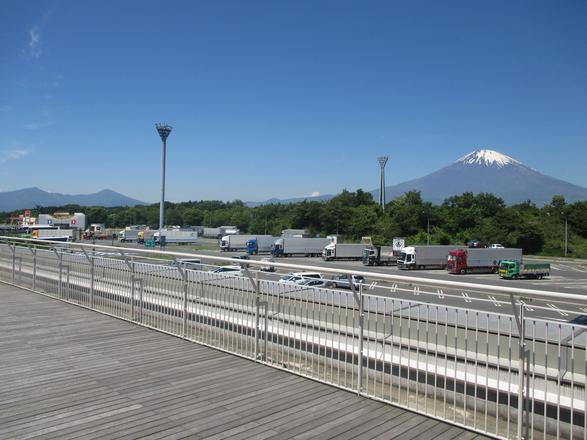 下り線2階展望テラスからは富士山が一望できる