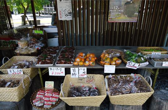 地場産品を主に、おみやげ用商品も沢山取り揃えています。