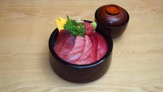 天然焼津ミナミマグロ丼 人気です