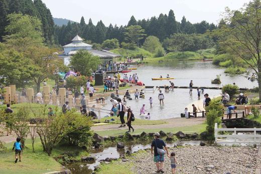 水深約30cmの「水遊び広場」にはすべり台や砂場も!(7月~8月)